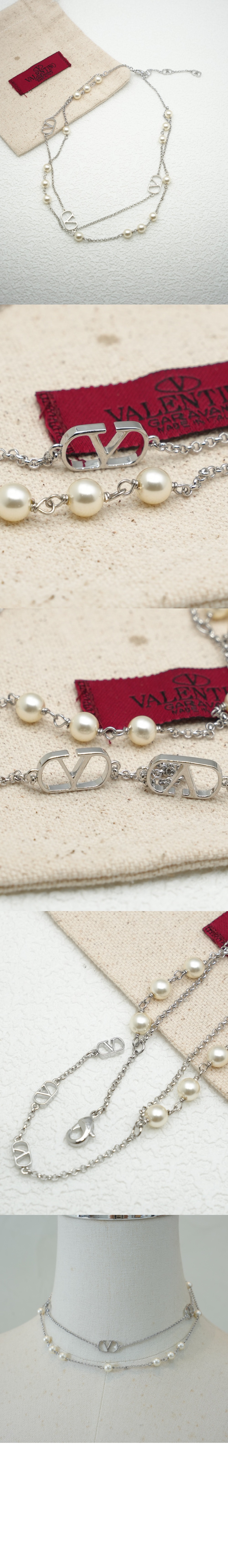 진주 장식 브이로고 시그니처 메탈 네크리스 > 발렌티노