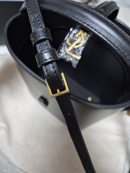 유광 가죽 소재의 LE 37 미니백 765870 &amp;gt; Le 37 - 르 37