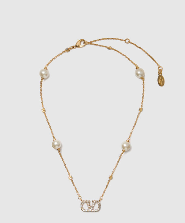 크리스털 및 진주 장식 브이로고 시그니처 메탈 네크리스