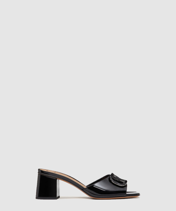 브이로고 시그니처 페이턴트 가죽 슬라이드 샌들 3W2S0H